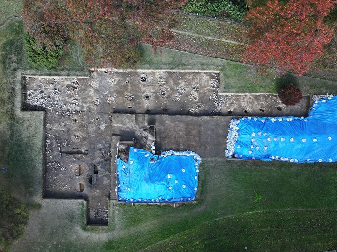 令和5年度の花巻城本丸跡発掘調査区を真上から撮影した空中写真