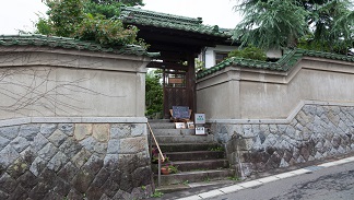 写真：旧橋本家別邸 塀と門構え