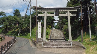 写真：神社の鳥居と石段（鳥谷崎神社・花巻市城内）