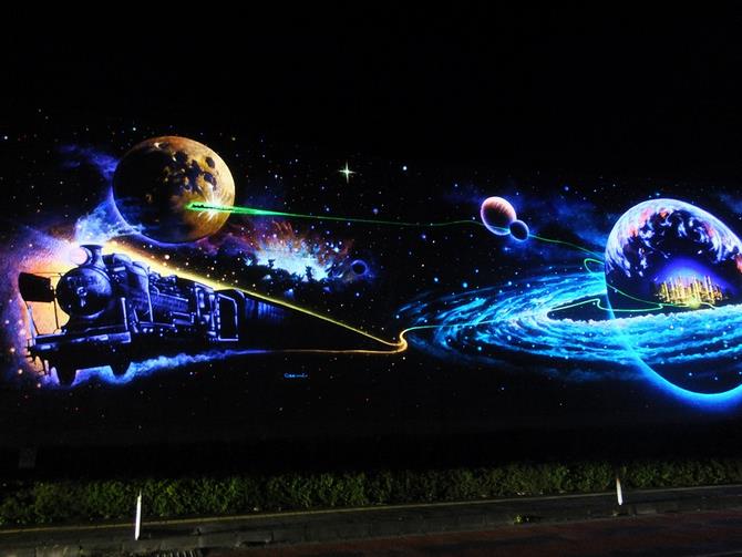 写真：壁画「未来都市銀河地球鉄道」