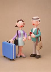 写真：二人連れの旅行者の人形