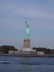 写真41：5日目、船上から自由の女神像臨む