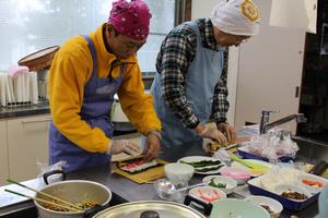 写真：男の料理教室の様子