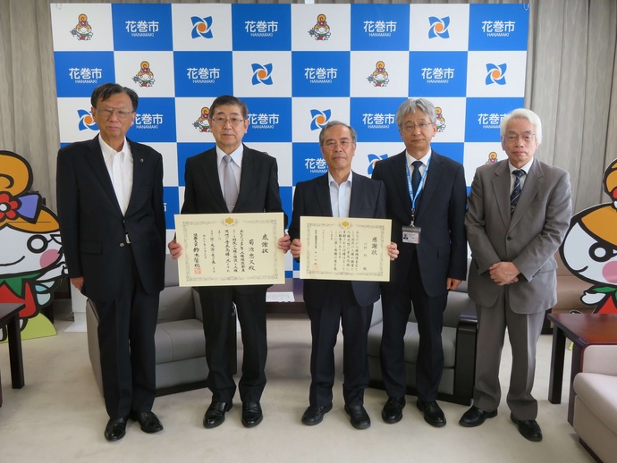 感謝状を贈呈された前人権擁護委員の菊池忠久さんと川村均さん