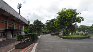 松園町にある日居城野運動公園内の花巻球場前