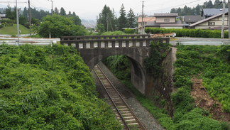 土沢商店街そばのJR釜石線にかかる古い陸橋。