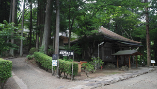 東和町成島の三熊野神社毘沙門堂。