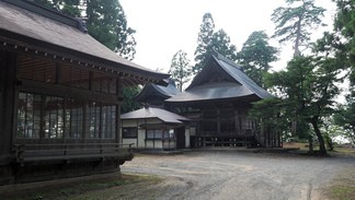 宮沢賢治記念館そばの胡四王山頂上にある胡四王神社拝殿と神楽殿。