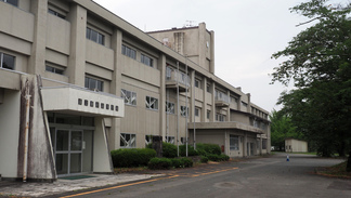 東和町の旧県立東和高校校舎（廃校）。