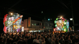 大迫仲町の交差点で撮影されたあんどん祭りの風景