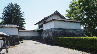 花巻城内にある花巻城址西御門の風景