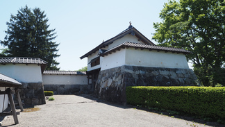 花巻城内にある花巻城址西御門の風景