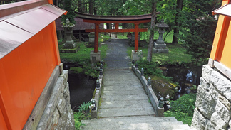 東和町丹内山神社境内の風景