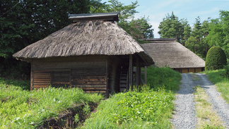東和町谷内 旧小原家住宅と水車小屋の風景