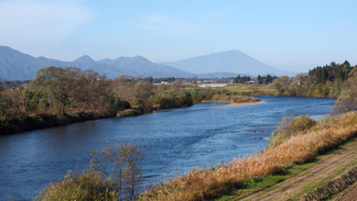 石鳥谷町内 北上川と岩手山の風景