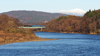 花巻市矢沢 SL銀河と早池峰山の風景