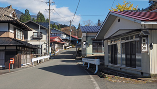 早池峰山麓の岳集落の宿坊が並ぶ通りの風景