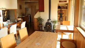 薪ストーブがあるカフェ「わいんさっぷ」店内写真（2） 