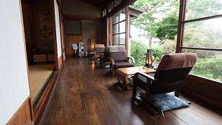 昭和3年築の古民家を利用したカフェ「茶寮かだん」の縁側写真（1） 
