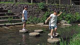 親水公園として親しまれている大堰川プロムナードの写真（2） 