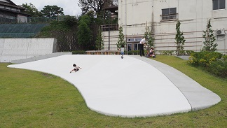 子どもが遊ぶまち中の緑地帯「花巻中央広場」 の風景