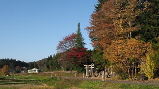 東和町晴山にある白山神社と紅葉の中を走る釜石線の風景