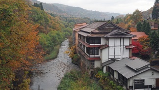 「海街Diary」のロケ場所としても使われた鉛温泉藤三旅館の歴史ある建物と豊沢川の風景