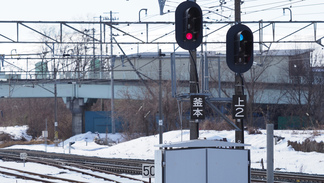 東北本線花巻駅構内にある信号機の写真