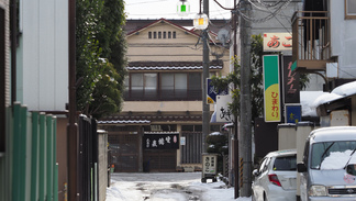 飲み屋街である双葉町の路地から眺める老舗蕎麦屋「大畠家」の写真