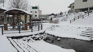 大堰川プロムナードにある東屋と、水辺の遊び場の写真