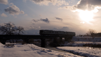 北上川の鉄橋を渡る釜石線の写真