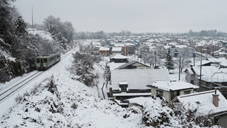 白橋の上から見た花巻市下幅を走る釜石線の写真