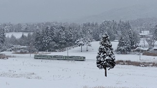 花巻市幸田地内の雪の中を走る釜石線の写真
