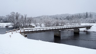 東和町土沢の猿ヶ石川にかかる小さな橋の写真