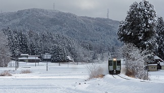 雪の中を走る東和町晴山地内の釜石線の写真