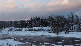 花巻市太田地内の雪の豊沢川の風景