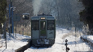 雪の中を走るローカル線の写真（JR釜石線・花巻市幸田） 