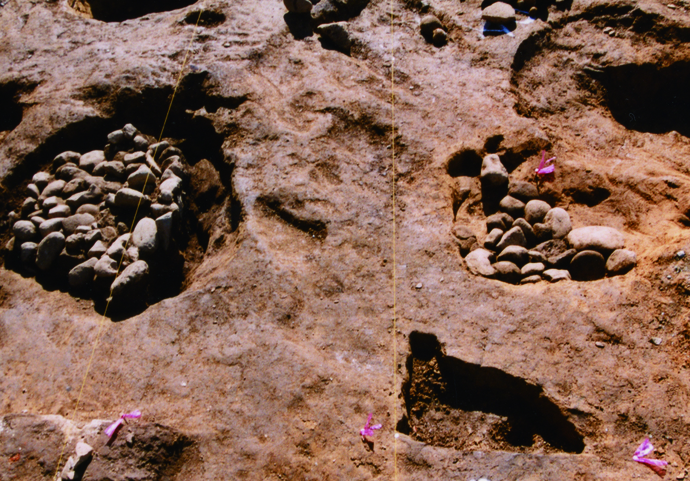 集石のある土坑(墓穴か)