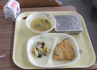 矢沢小学校で提供された平塚市の料理の写真