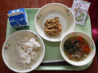松延小学校で提供された給食の写真