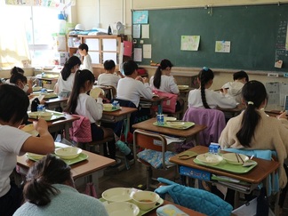 給食を食べる平塚市児童の写真