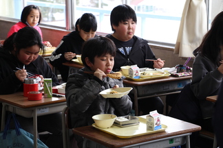 給食を食べる児童の様子（写真4）