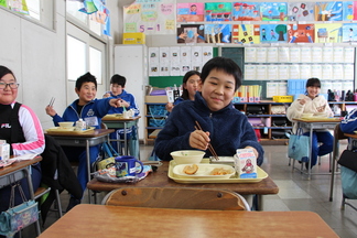 給食を食べる児童の様子（写真6）