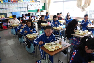 給食を食べる児童の様子（写真7）