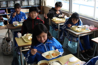 給食を食べる児童の様子（写真8）