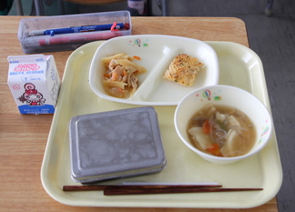 矢沢小学校で提供された十和田市の料理の写真