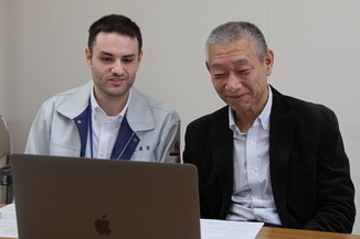 バラン氏の話を聞く佐藤隆治氏の写真