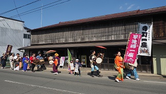 写真：古い商家とチンドン屋（花巻市大迫町）