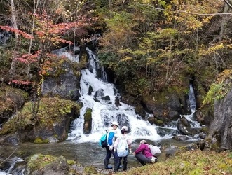 写真1滝周辺での自然観察の様子