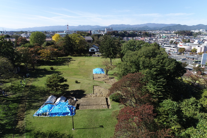 花巻城本丸跡発掘調査の空中写真